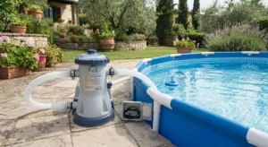 Impianto di filtrazione a cartuccia collegato a una piscina nel giardino di casa