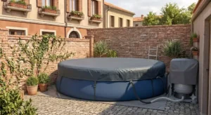 Telo di copertura protettivo applicato su una piscina fuori terra rotonda per la manutenzione