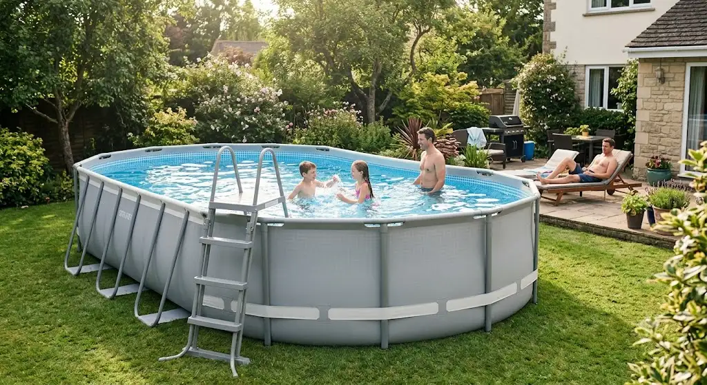 Grande piscine tubulaire ovale installée dans un jardin familial avec échelle d'accès